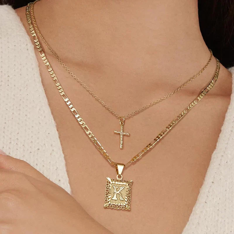Set Křížek Initial – zlatá barva – Zoria bižuterie