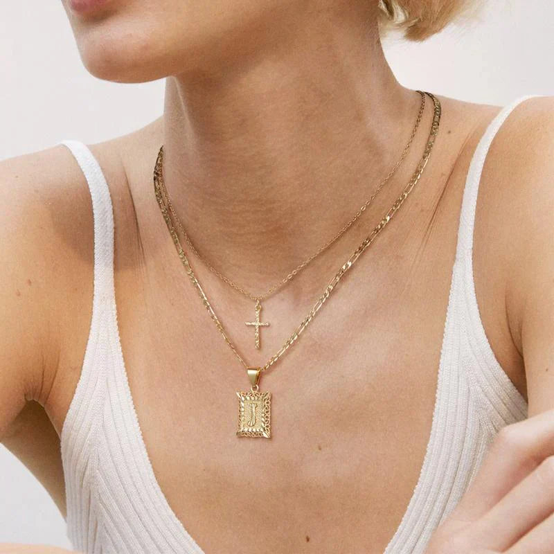 Set Křížek Initial – zlatá barva – Zoria bižuterie