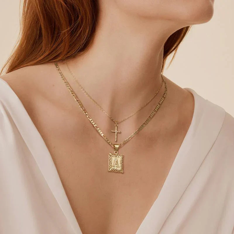 Set Křížek Initial – zlatá barva – Zoria bižuterie