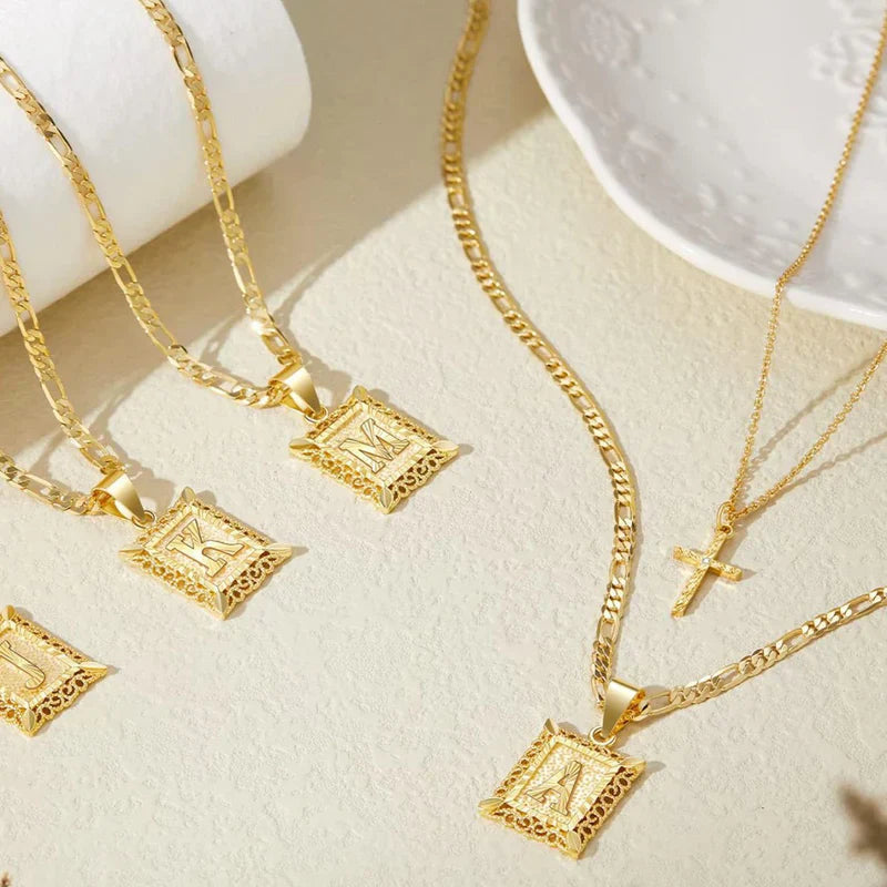 Set Křížek Initial – zlatá barva – Zoria bižuterie