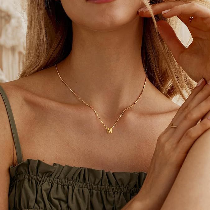 Náhrdelník Love letter initial – zlatá barva – Zoria bižuterie
