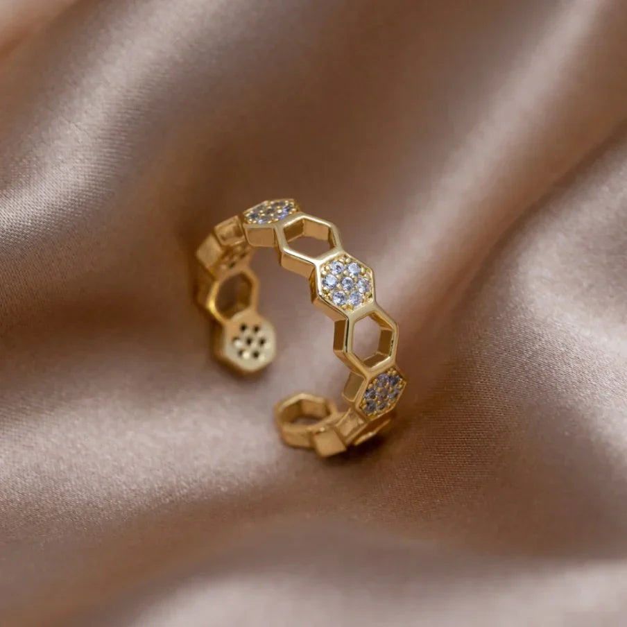 Prsten Crystal Honeycomb – zlatá barva – Zoria bižuterie
